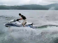 マリンジェットで山中湖を「高速遊覧」